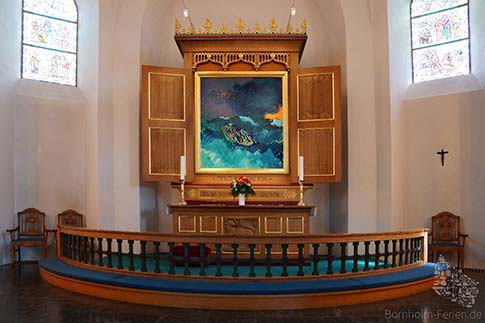 Der Altar mit dem Gemälde im Innenraum der Nikolai Kirche in Rønne, Bornholm, Dänemark
