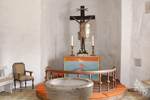 Der Altar und das Taufbecken der Rundkirche von Nylars, Bornholm, Dänemark