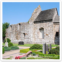 Die Ruine der alten Østermarie Kirche kirche, friedhof, ostermarie, bornholm