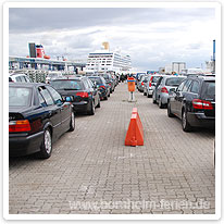 Wartende Autos im Fährhafen von Sassnitz Wartende Autos im Fährhafen von Sassnitz