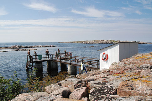 Der Badesteg von Frederiksoe auf den Erbseninseln, Insel Bornholm, Daenemark