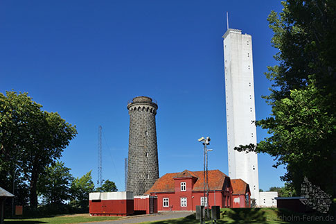 Bornholms Spionagemuseum mit dem alten Leuchtturm Dueodde Nord und dem Aussichtsturm Bornholmer Tarnet, Insel Bornholm, Daenemark