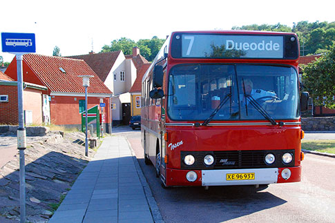 BAT-Bus an der Haltestelle in Gudhjem, Insel Bornholm, Daenemark