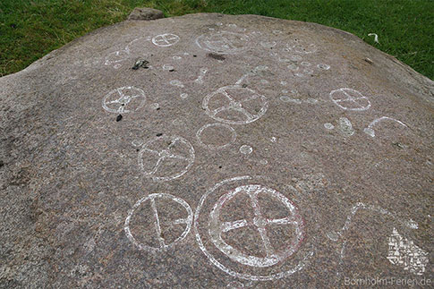 Felszeichnungen (Petroglyphen) auf Bornholm: Radkreuze auf einem Felsen in Süd-Bornholm