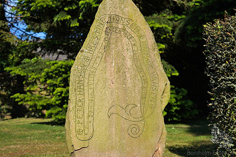 Grabstein auf dem Friedhof der Aa Kirke in Aakirkeby, Insel Bornholm, Daenemark