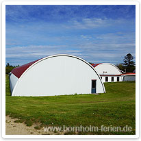 In großen Hallen zegt das Technikmuseum seine Exponate hallen, technikmuseum, bornholm