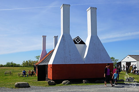 Die markanten Scharnsteine der Raucherei von Hasle, Insel Bornholm, Daenemark