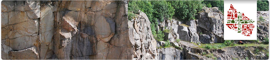 Kletterwand in einem Steinbruch auf Bornholm