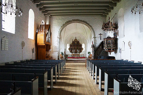Der Innenraum der Aa Kirche mit Orgel, Altar und Kanzel, Insel Bornholm, Daenemark