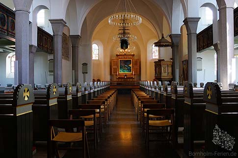 Der Innenraum der Nikolai Kirche mit der großen Orgel in Rønne, Bornholm, Dänemark