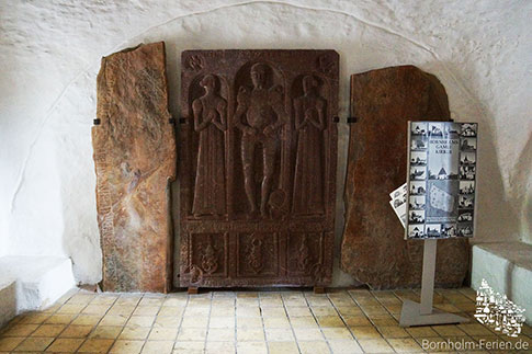 Die Kirchenvorhalle der Aa Kirche mit der Grabplatte und zwei Runensteinen, Insel Bornholm, Daenemark