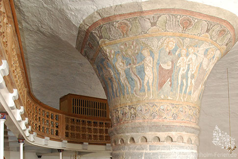 Die mit Fresken versehene Mittelsäule der Rundkirche von Nylars, Bornholm, Dänemark
