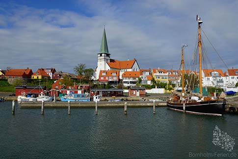 Die weiße Nikolai Kirche am Hafen von Rønne, Bornholm, Dänemark