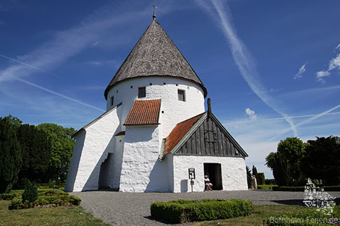 Die Rundkirche von Olsker im Norden Bornholms, Daenemark