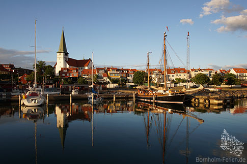 Sommerabend am Hafen von Roenne, Insel Bornholm, Daenemark