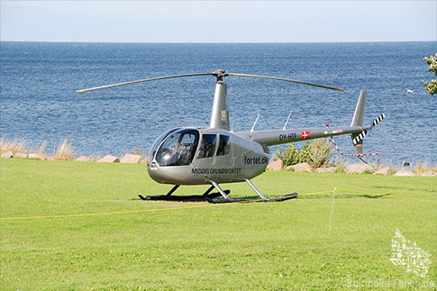 Der Hubschrauber von Sky Fox wartet auf Mitflieger für einen Rundlug über Bornholm, Dänemark