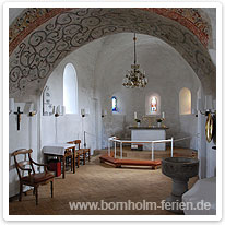 Altar, Taufbecken und Kronleuchter der Nykirke altar, rundkirche, nyker, bornholm