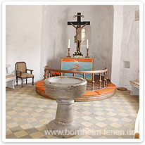 Taufbecken und Altar taufbecken, altar, rundkirche, nylars, bornholm