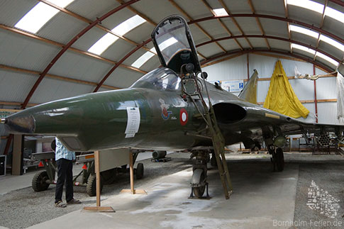 Saab Jet in einer Halle des Bornholmer Technikmuseums, Insel Bornholm, Daenemark
