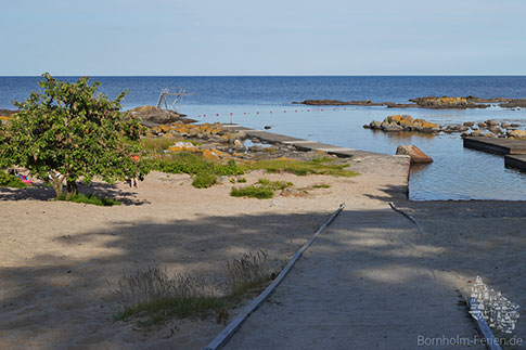 Strand Svaneke Hullehavn mit Sprungturm, Insel Bornholm, Daenemark