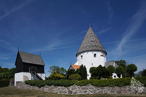 Die Rundkirche von Olsker mit ihrem Glockenturm, Insel Bornholm, Daenemark