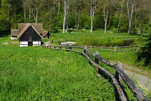 Die alte Slusegård Wassermühle am Flüsschen Øle Å, Bornholm, Dänemark