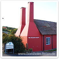 Wegweiser zum Oluf Høst Museum: Die kleine Räucherei am Nordhafen von Gudhjem räucherei, wegweiser oluf hoest museum, gudhjem, bornholm