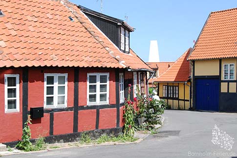 Bunte Blumen vor den Fachwerkhäusern in Allinge, Insel Bornholm, Dänemark