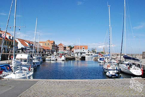 Sommerliches Flair am kleinen Hafen von Allinge, Insel Bornholm, Daenemark