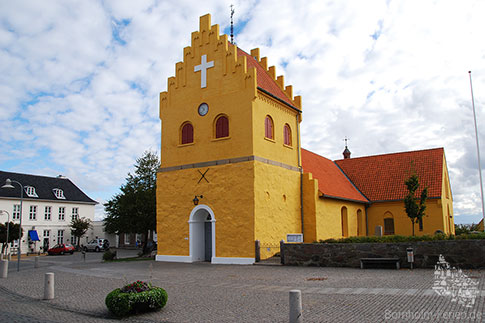 Die gelbe Allinge Kirke, Insel Bornholm, Daenemark
