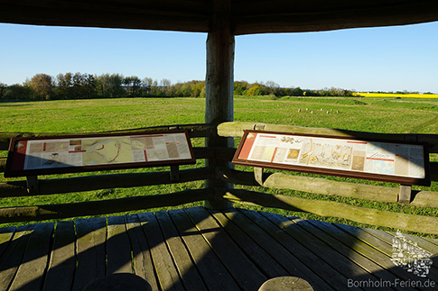 Infotafeln zur Aufteilung des Gländes in der Vergangenheit, Rispebjerg, Bornholm