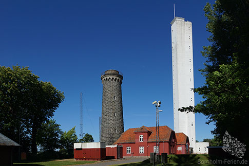 Der Aussichtsturm Bornholmer Tarnet und der alte Leuchtturm von Dueodde, Insel Bornholm, Daenemark