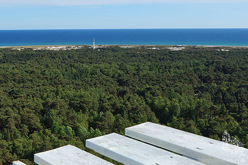 Blick vom Aussichtsturm Bornholmer Tarnet auf Dueodde mit Leuchtturm und Strand, Daenemark