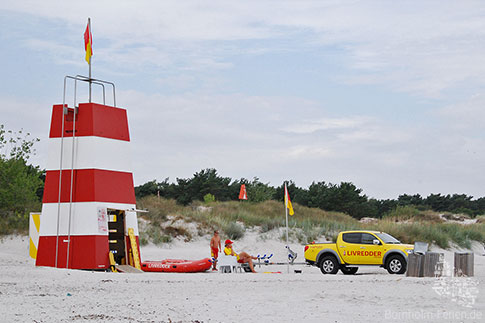 Lifeguards wachen am Strand von Balka über die Badegäste, Insel Bornholm, Dänemark