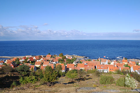 Blick vom Bokul Aussichtspunkt auf Gudhjem, Insel Bornholm, Daenemark