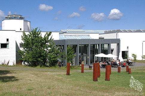 Im Cafe von Bornholms Kunstmuseum den Sommer genießen, Dänemark