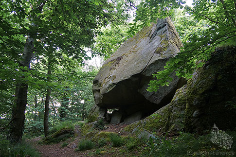 Elvershoj, Findling, Troldskoven, Insel Bornholm, Daenemark