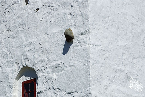 Feldstein im Glockenturm der Sankt Bodils Kirke auf Bornholm, Dänemark