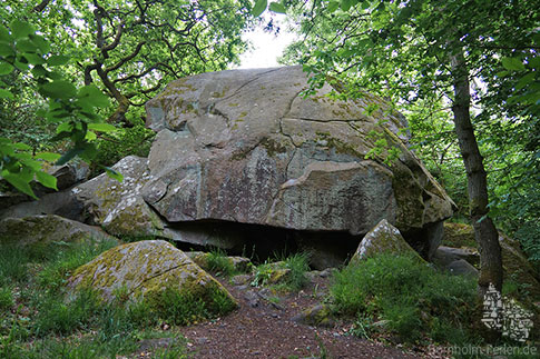 Elvershoj, Findling, Troldskoven, Insel Bornholm, Daenemark