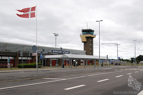 Anreise Insel Bornholm, Das Hauptgebaeude des Bornholmer Insel-Flughafens bei Roenne, Daenemark
