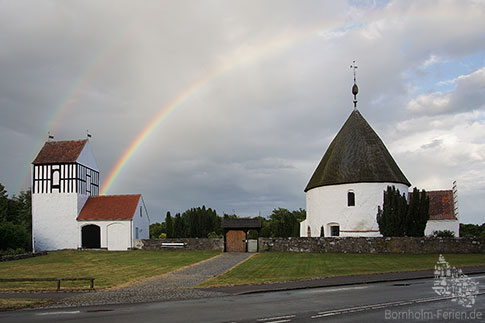 Die Rundkirche in Nyker mit Glockenturm, Bornholm, Dänemark