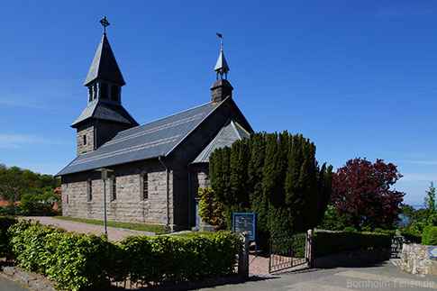 Die Gudhjem Kirche beherrscht die Silhouette des Ortes, Bornholm, Dänemark