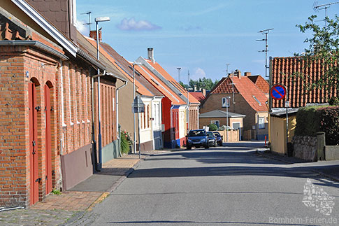 Backstein- und Fachwerkhäuser säumen die Straßen von Hasle, Bornholm, Dänemark