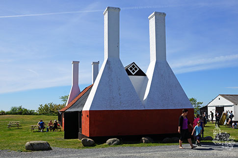 Die markanten Schornsteine der Räucherei von Hasle, Bornholm, Dänemark