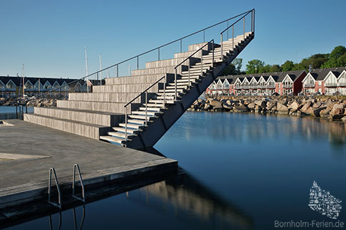 Der moderne Schwimmsteg im Hafen von Hasle, Bornholm, Dänemark