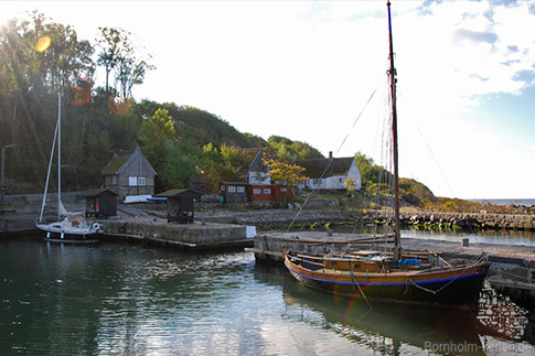 Morgensonne im Hafen von Helligpeder, Insel Bornholm, Daenemark