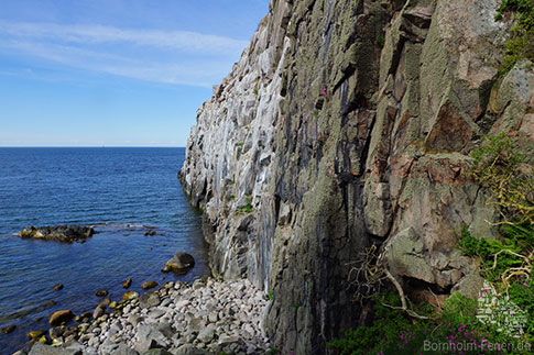 Die Klippe Hvidkleven nördlich von Jons Kapel, Bornholm, Dänemark