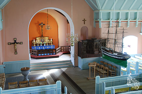 Innenraum der Allinge Kirke mit Altar, Insel Bornholm, Daenemark