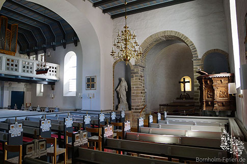 Der Innenraum der Sankt Bodils Kirke mit Orgel, Altar und Kanzel, Insel Bornholm, Dänemark
