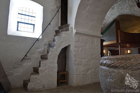 Treppe im Innenraum der Sankt Ols Kirche, Insel Bornholm, Dänemark